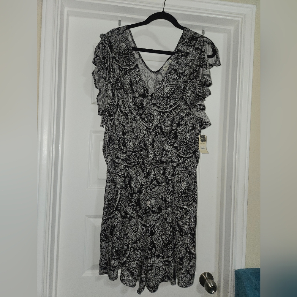 Black & White Paisley V-Neck Ruffle Sleeve Dress